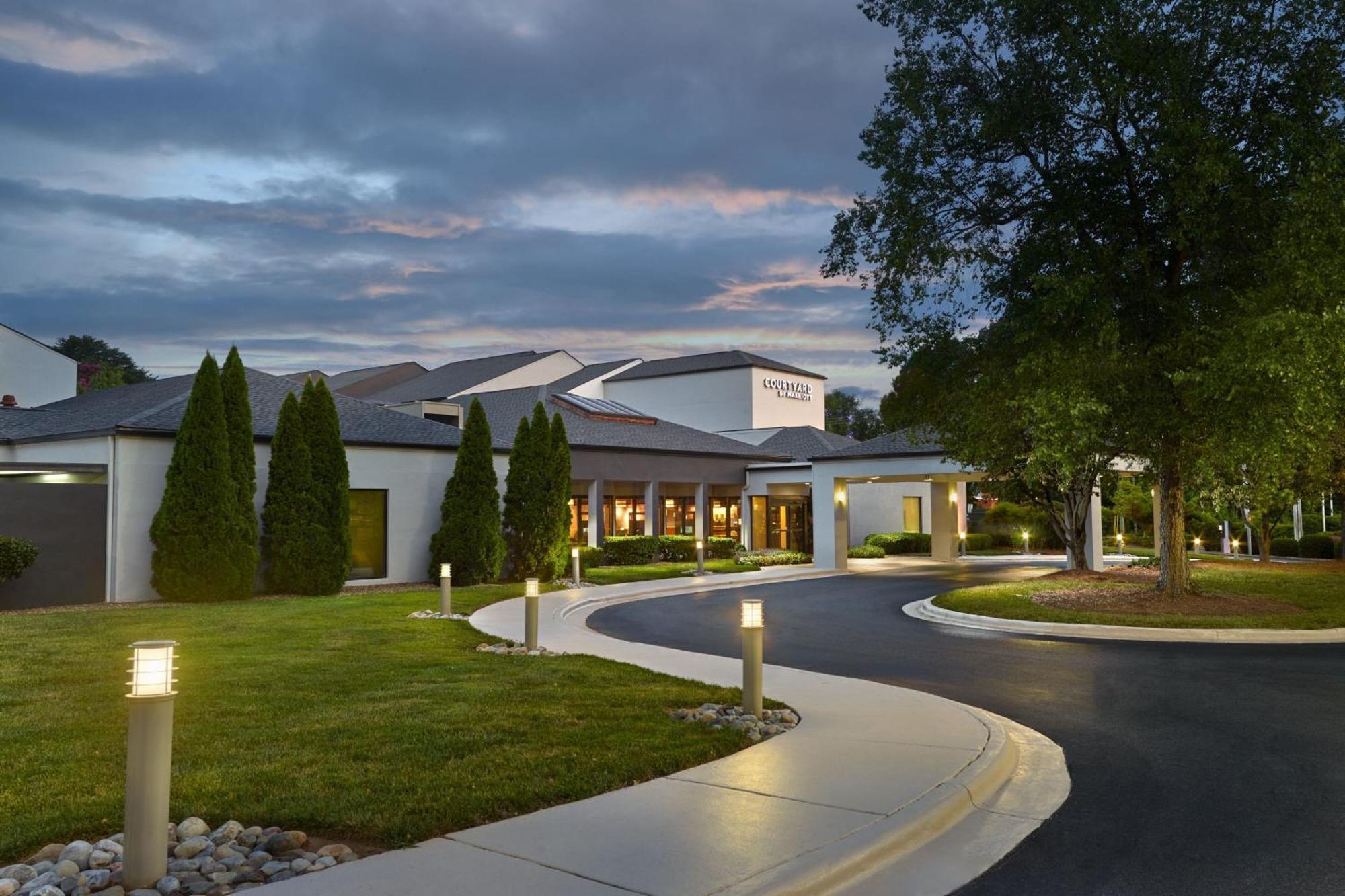 Courtyard Charlotte Arrowood Hotel Exterior photo